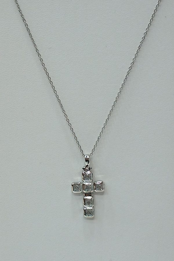 20260307_181638 Ατσάλινο κολιέ σταυρός με λεπτή αλυσίδα σε ασημί χρώμα .